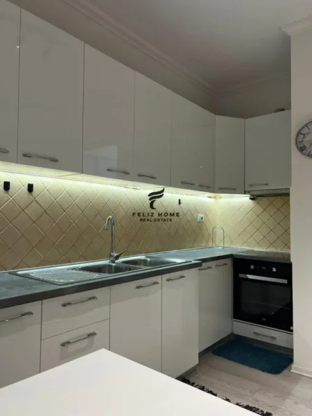 Tirane, jepet me qera apartament 1+1 Kati 6, 78 m² 600 € (PAZARI I RI)