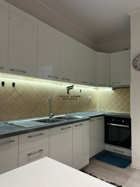 Tirane, jepet me qera apartament 1+1 Kati 6, 78 m² 600 € (PAZARI I RI)