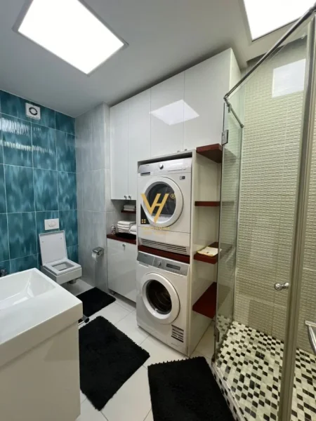 Tirane, jepet me qera apartament 2+1+Ballkon Kati 19, 95 m² 1.500 € (STADIUMI AIR ALBANIA)