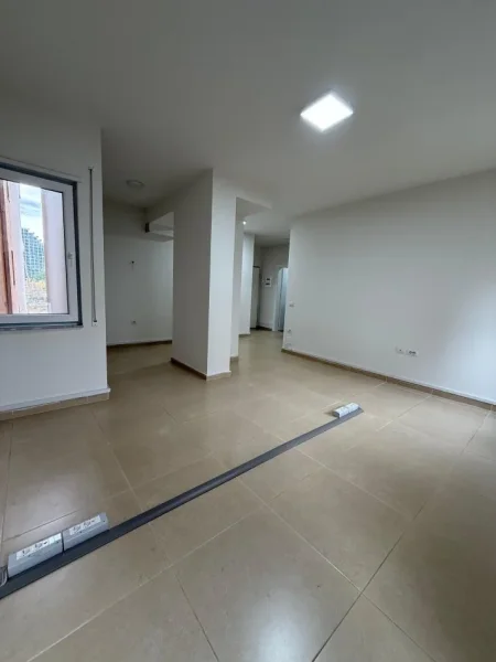 Tirane, jepet me qera zyre Kati 2, 92 m² 950 € (Rruga e Kosovareve)