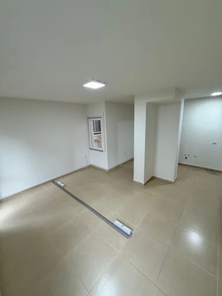 Tirane, jepet me qera zyre Kati 2, 92 m² 950 € (Rruga e Kosovareve)