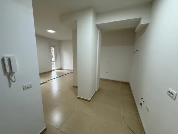 Tirane, jepet me qera zyre Kati 2, 92 m² 950 € (Rruga e Kosovareve)