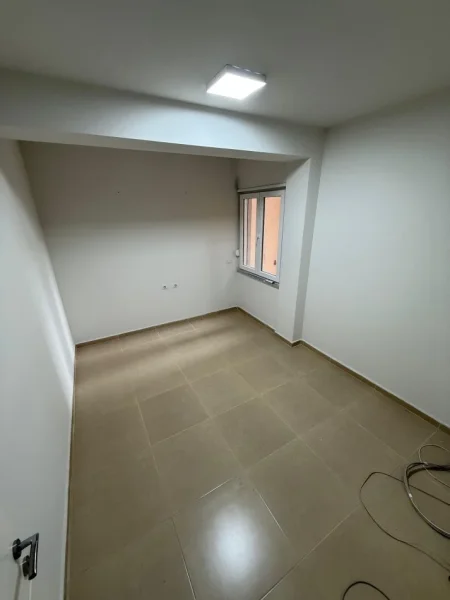 Tirane, jepet me qera zyre Kati 2, 92 m² 950 € (Rruga e Kosovareve)