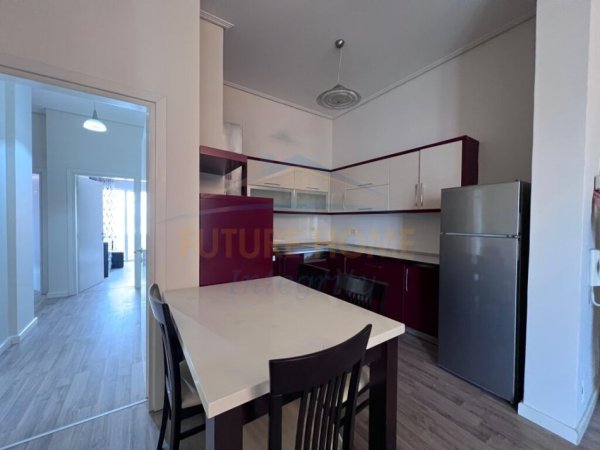 Tirane, jepet me qera 3+1 Kati 5, 130 m² 500 € (Fresku)