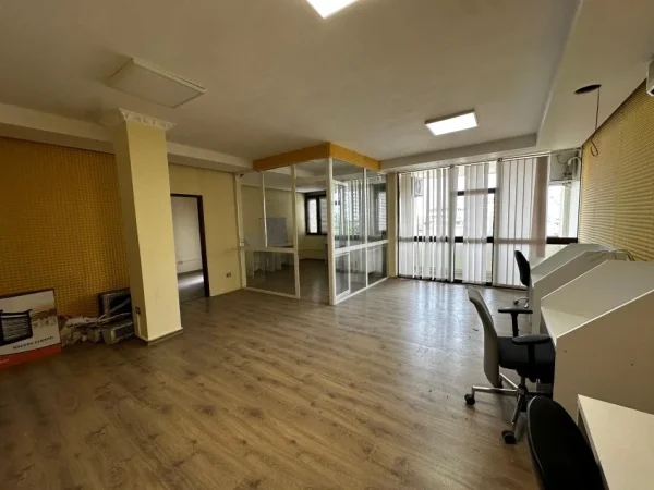 Tirane, jepet me qera zyre Kati 6, 110 m² 1.100 € (Rruga Ismail Qemali Ish-Blloku)