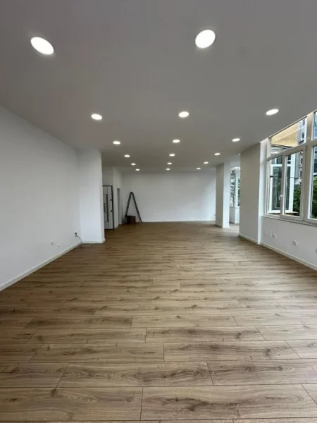 Tirane, shitet zyre Kati 1, 100 m² 230.000 € (Rruga Sali Butka)