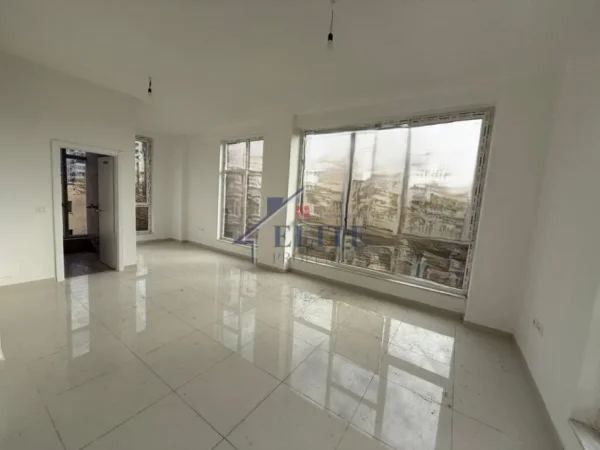 Tirane, jepet me qera zyre Kati 5, 123 m² 1.300 € (Stacioni i Trenit)