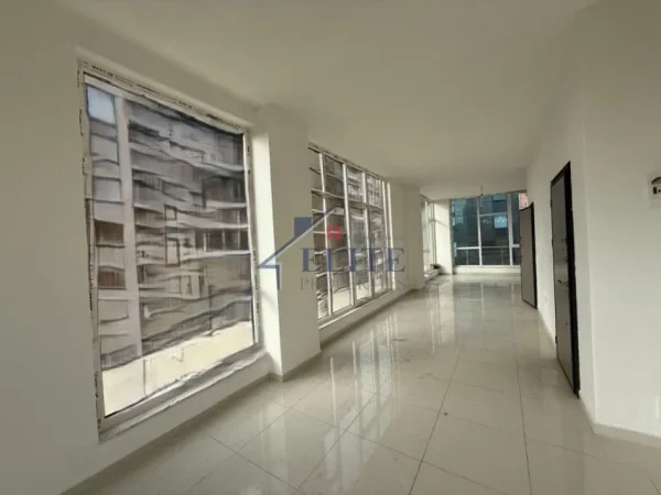 Tirane, jepet me qera zyre Kati 5, 123 m² 1.300 € (Stacioni i Trenit)