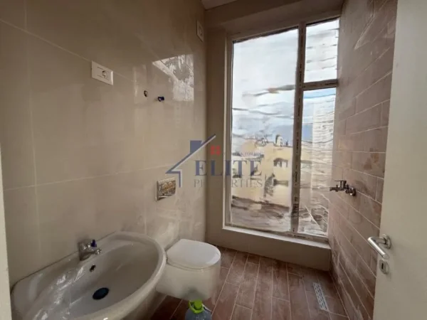 Tirane, jepet me qera zyre Kati 5, 123 m² 1.300 € (Stacioni i Trenit)