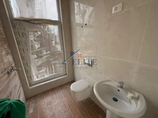 Tirane, jepet me qera zyre Kati 5, 123 m² 1.300 € (Stacioni i Trenit)