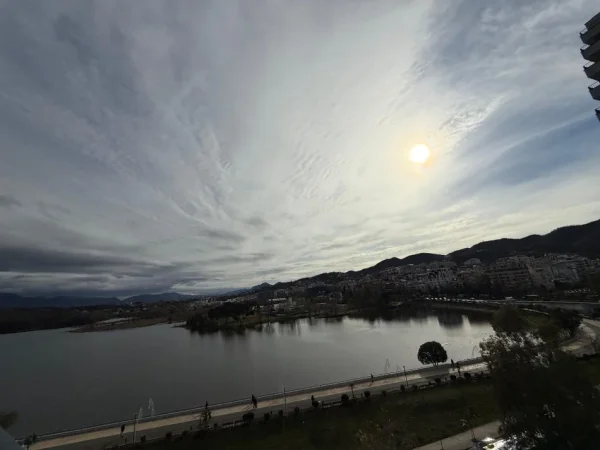 Tirane, jepet me qera ambjent biznesi Kati 7, 215 m² 2.600 € (Liqeni Artificial)