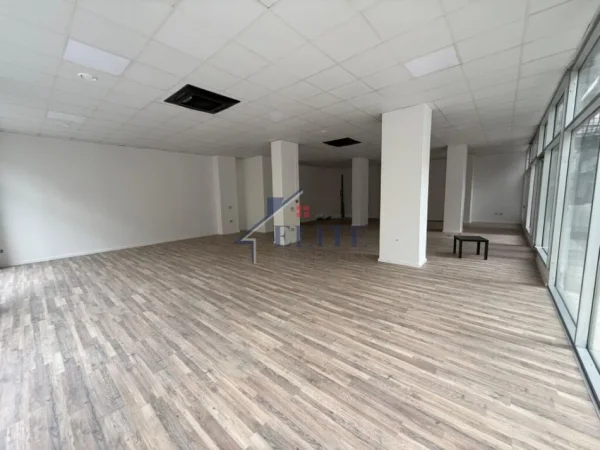 Tirane, jepet me qera zyre Kati 0, 172 m² 2.100 € (Stacioni i Trenit)