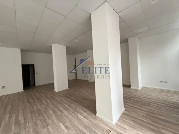 Tirane, jepet me qera zyre Kati 0, 172 m² 2.100 € (Stacioni i Trenit)