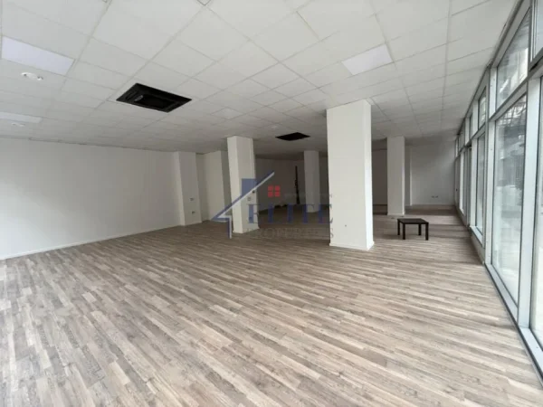 Tirane, jepet me qera zyre Kati 0, 172 m² 2.100 € (Stacioni i Trenit)