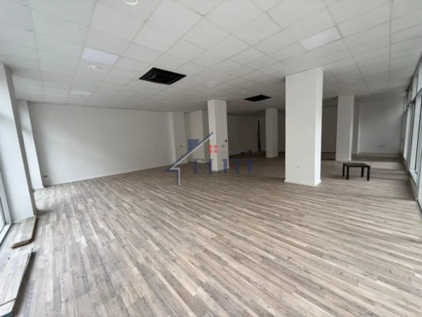 Tirane, jepet me qera zyre Kati 0, 172 m² 2.100 € (Stacioni i Trenit)