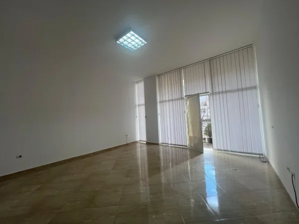 Tirane, jepet me qera dyqan Kati 0, 65 m² 450 € (Muhamet Deliu, Fresk)