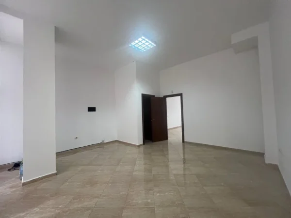 Tirane, jepet me qera dyqan Kati 0, 65 m² 450 € (Muhamet Deliu, Fresk)