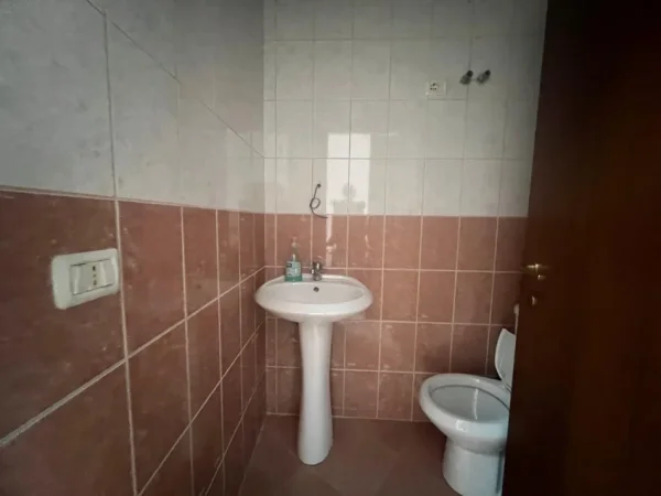 Tirane, jepet me qera dyqan Kati 0, 65 m² 450 € (Muhamet Deliu, Fresk)