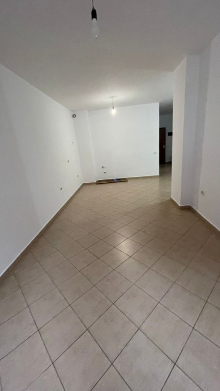 Tirane, shitet apartament 1+1+Ballkon Kati 4, 73 m² 88.000 € (Pallatet e Verdha)