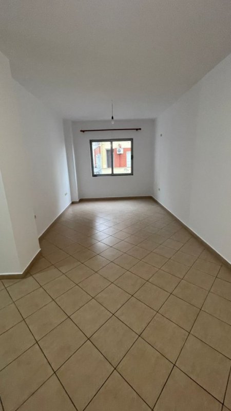 Tirane, shitet apartament 1+1+Ballkon Kati 4, 73 m² 88.000 € (Pallatet e Verdha)