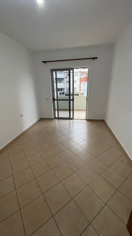Tirane, shitet apartament 1+1+Ballkon Kati 4, 73 m² 88.000 € (Pallatet e Verdha)