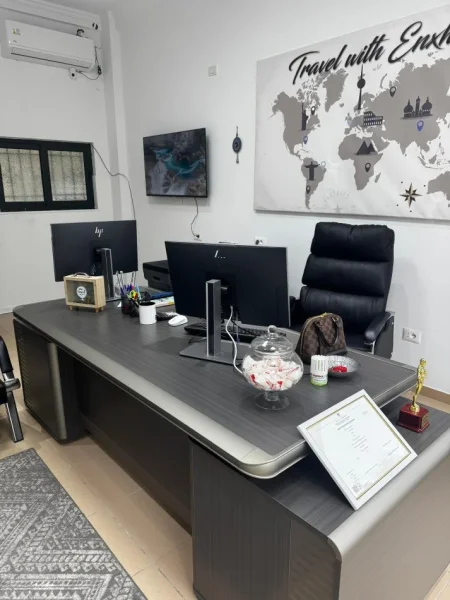 Shitet i gjithe mobilimi dhe pajisjet e zyrës!!!