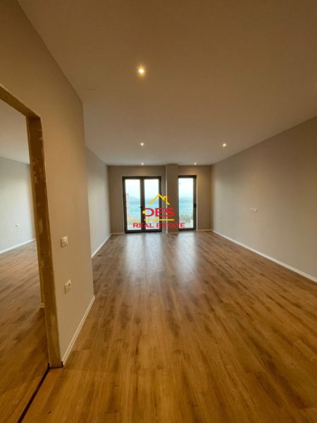 Vlore, shitet apartament 2+1+Ballkon Kati 1, 100 m² 130.000 € (Rruga Dhimitër Konomi)