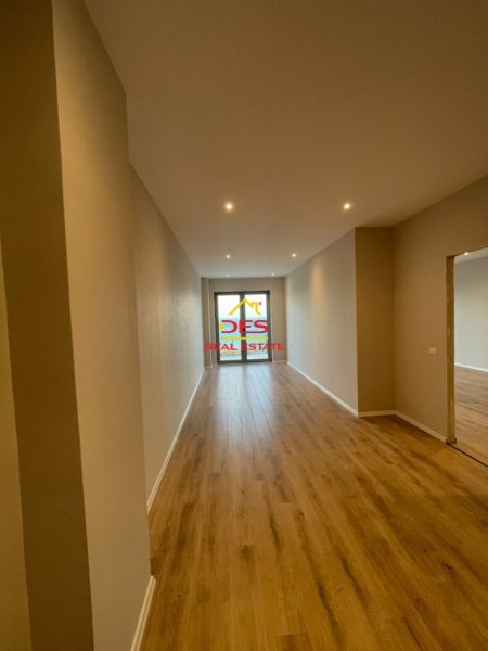 Vlore, shitet apartament 2+1+Ballkon Kati 1, 100 m² 130.000 € (Rruga Dhimitër Konomi)