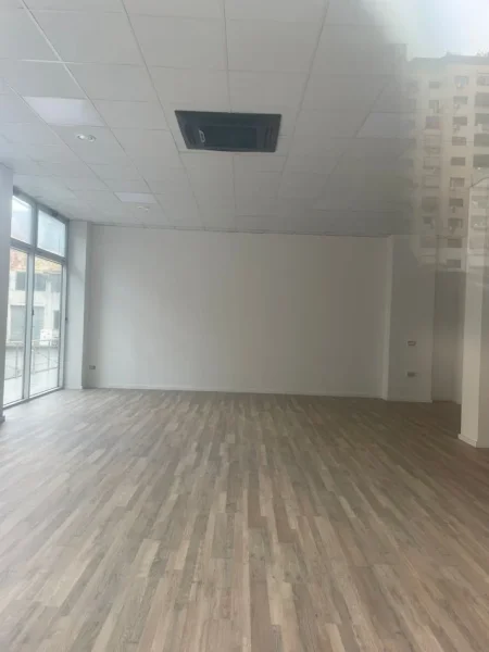 Tirane, jepet me qera ambjent biznesi Kati 0, 172 m² 2.050 € (STACIONI I TRENIT)