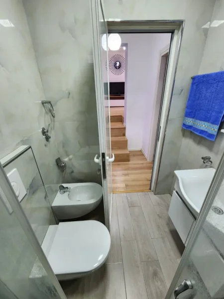 Tirane, jepet me qera apartament 2+1+Aneks+Ballkon Kati 3, 185 m² 450 € (Rruga Bill Klinton)