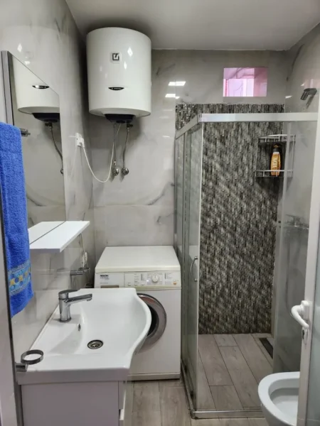 Tirane, jepet me qera apartament 2+1+Aneks+Ballkon Kati 3, 185 m² 450 € (Rruga Bill Klinton)