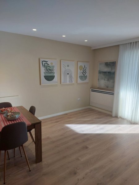 Tirane, jepet me qera apartament 2+1+Ballkon Kati 3, 102 m² 1.000 € (Rruga e Elbasanit)