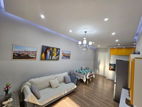 Tirane, jepet me qera apartament 1+1+Ballkon Kati 3, 73 m² 1.000 € (Rruga e Kavajes)