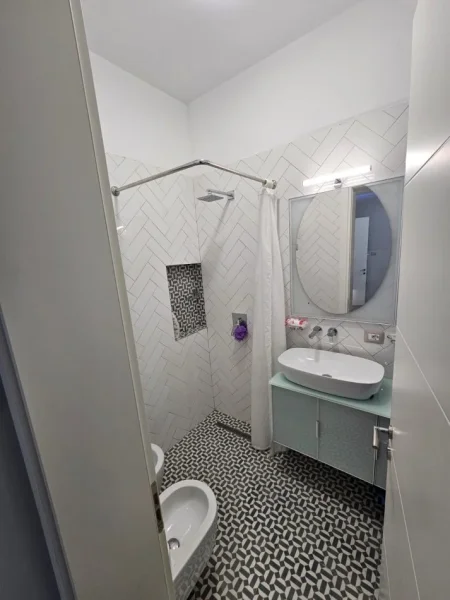 Tirane, jepet me qera apartament 1+1+Ballkon Kati 3, 73 m² 1.000 € (Rruga e Kavajes)