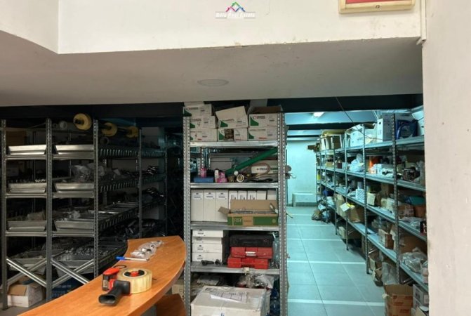 Tirane, jepet me qera zyre Kati 2, 220 m² 2.500 € (PAZARI I RI)