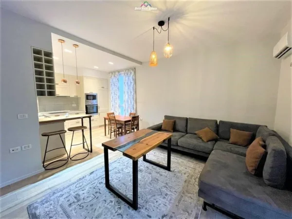Tirane, jepet me qera apartament 1+1+Ballkon Kati 3, 75 m² 500 € (Kopshti Botanik)
