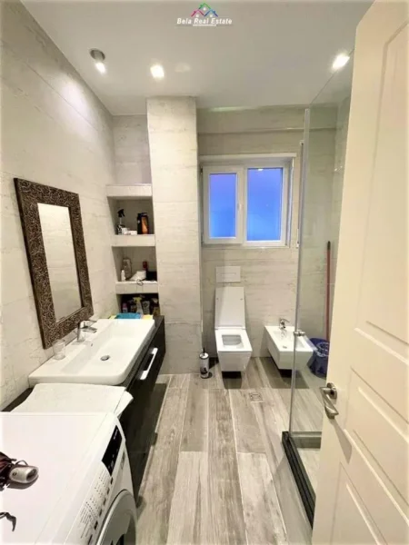 Tirane, jepet me qera apartament 1+1+Ballkon Kati 3, 75 m² 500 € (Kopshti Botanik)