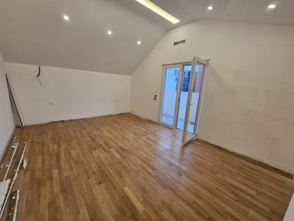 Tirane, shitet 3+1+Aneks+Ballkon Kati 3, 173 m² 300.000 € (Shkolla e kuqe)