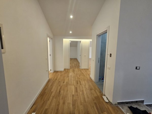 Tirane, shitet 3+1+Aneks+Ballkon Kati 3, 173 m² 300.000 € (Shkolla e kuqe)