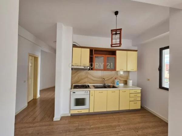Tirane, jepet me qera apartament 1+1+Ballkon Kati 3, 70 m² 400 € (Unaza e re)