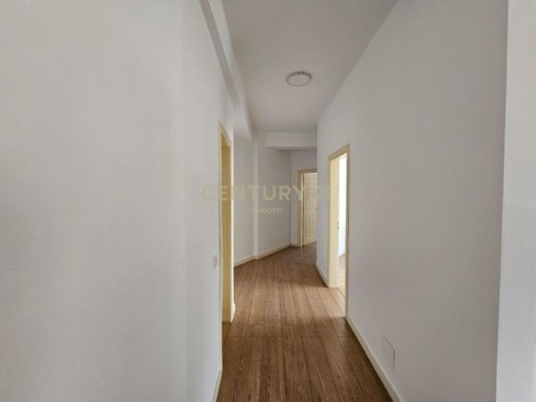Tirane, jepet me qera apartament 1+1+Ballkon Kati 3, 70 m² 400 € (Unaza e re)