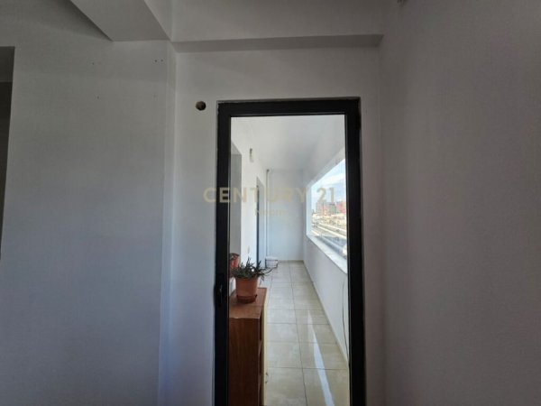 Tirane, jepet me qera apartament 1+1+Ballkon Kati 3, 70 m² 400 € (Unaza e re)