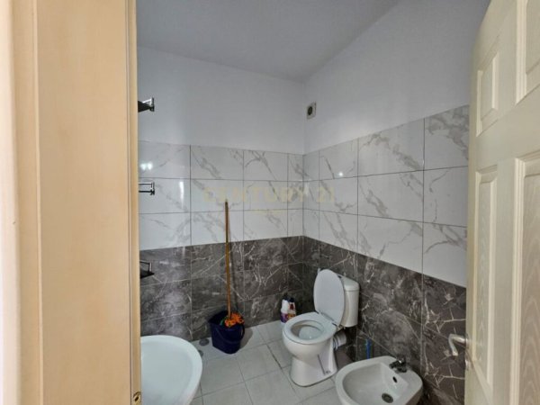 Tirane, jepet me qera apartament 1+1+Ballkon Kati 3, 70 m² 400 € (Unaza e re)