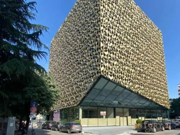 Tirane, jepet me qera zyre Kati 5, 150 m² 3.000 € (Bllok)