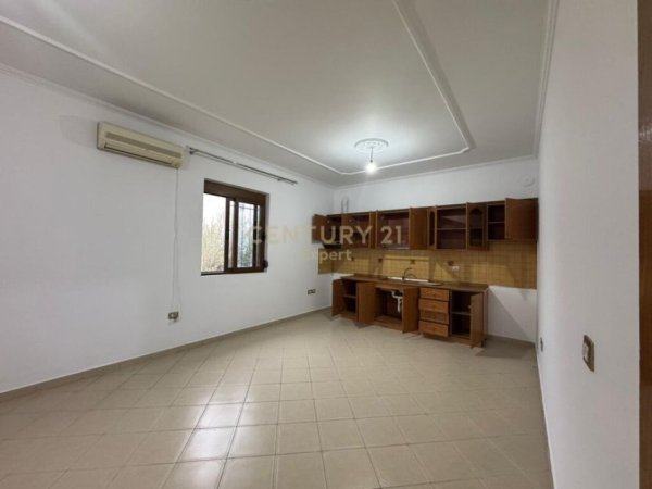 Tirane, jepet me qera apartament 1+1 Kati 2, 100 m² 450 € (Zogu Zi)