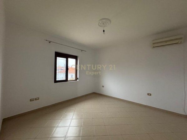 Tirane, jepet me qera apartament 1+1 Kati 2, 100 m² 450 € (Zogu Zi)