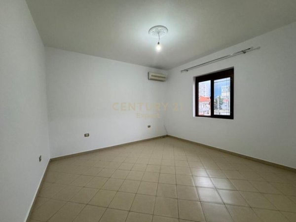 Tirane, jepet me qera apartament 1+1 Kati 2, 100 m² 450 € (Zogu Zi)