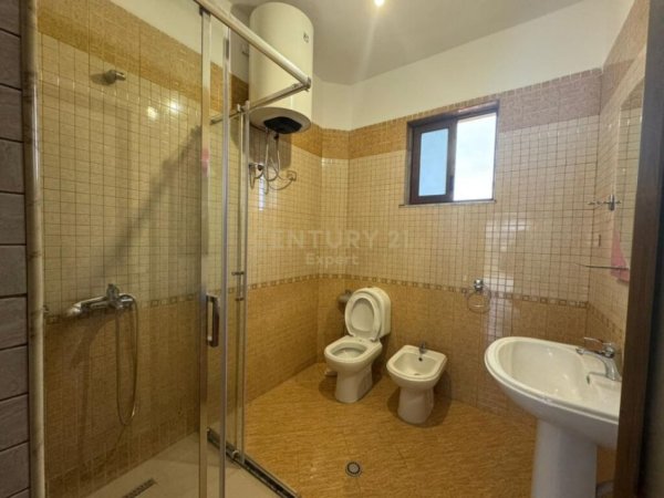 Tirane, jepet me qera apartament 1+1 Kati 2, 100 m² 450 € (Zogu Zi)