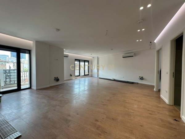 Tirane, jepet me qera ambjent biznesi Kati 4, 143 m² 2.000 € (Bulevardi Zogu 1)