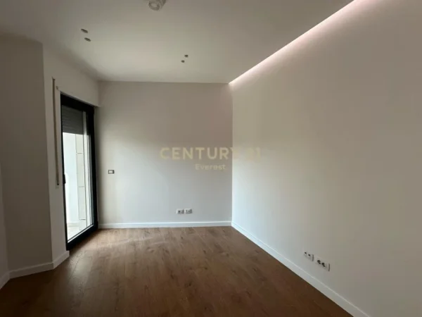 Tirane, jepet me qera ambjent biznesi Kati 4, 143 m² 2.000 € (Bulevardi Zogu 1)